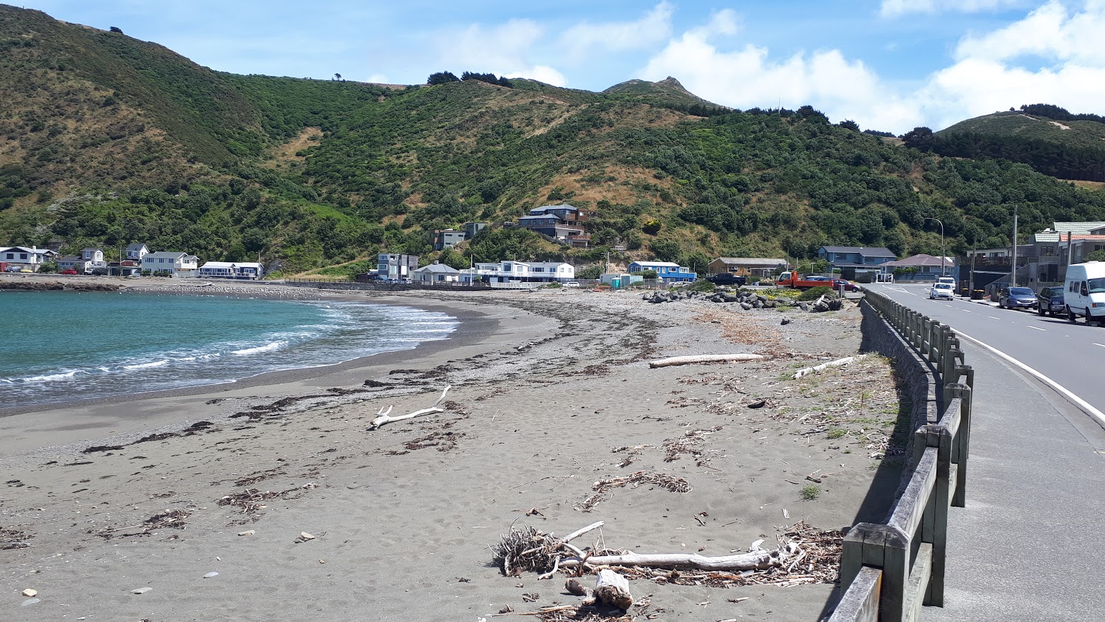Photo de Owhiro Bay Beach avec sable gris avec caillou de surface