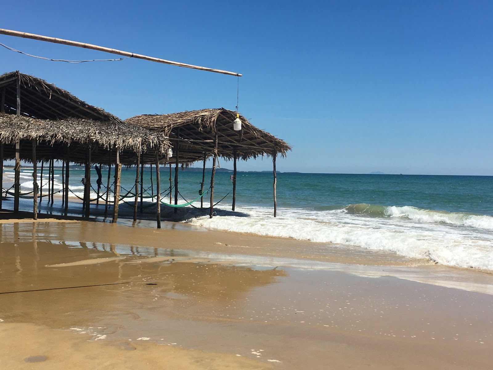 Foto di Khe Hai Beach con una superficie del acqua turchese