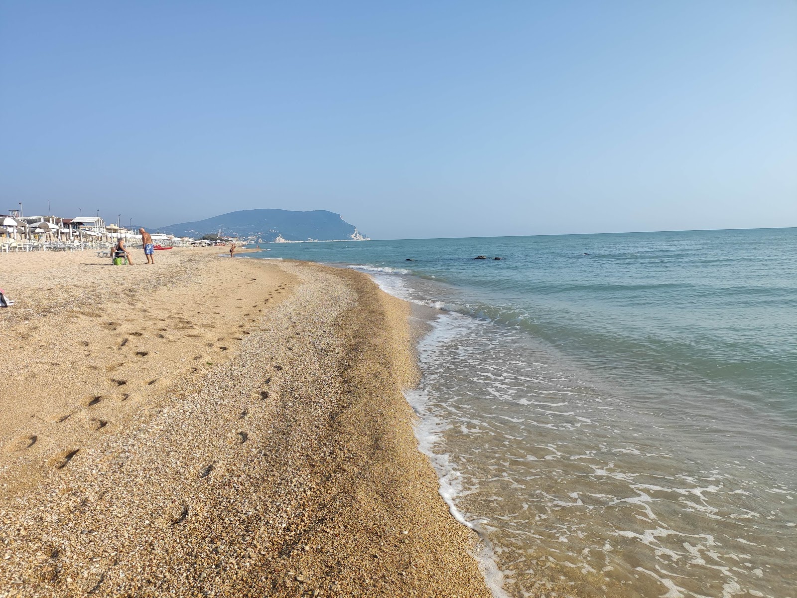 Spiaggia dei Scossicci'in fotoğrafı mavi sular yüzey ile