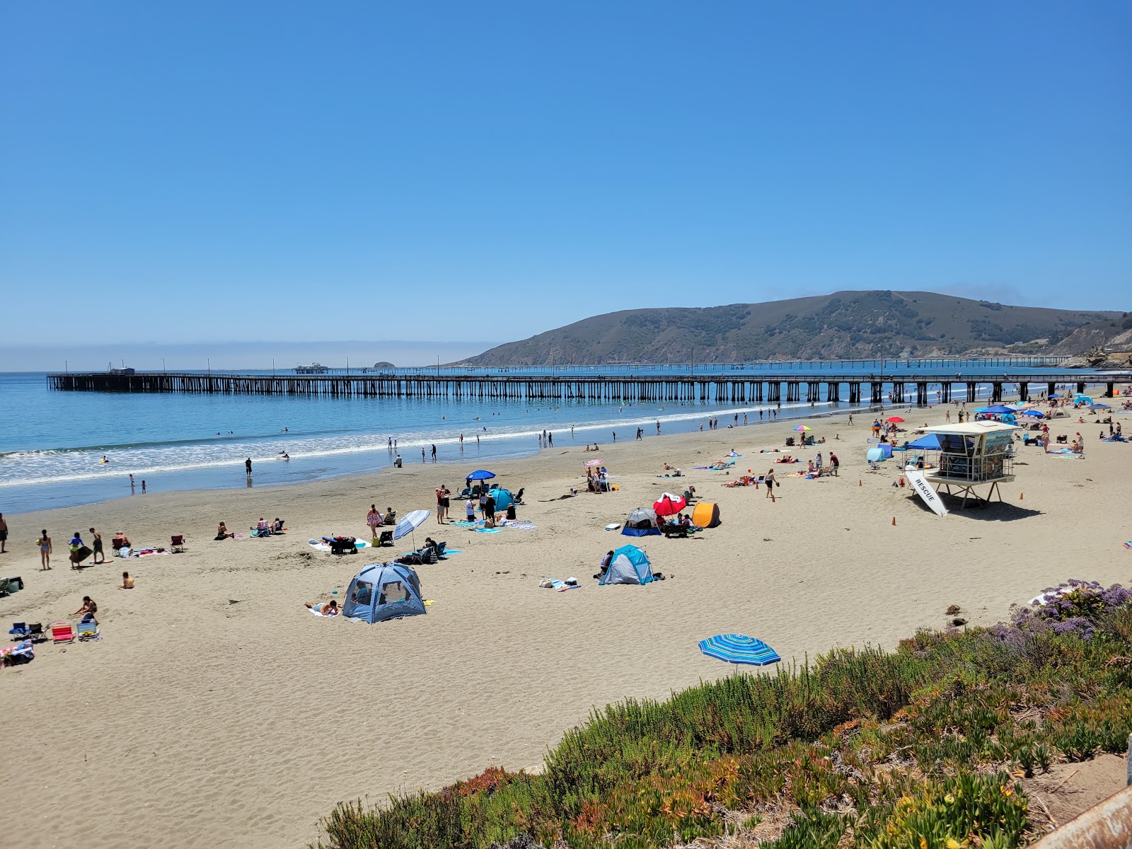 Foto von Avila Beach mit beiger sand Oberfläche