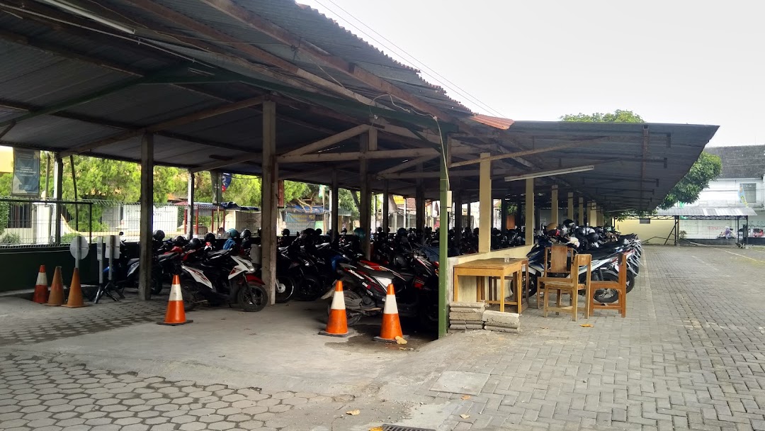 Tempat Parkir Kampus UPY Unit 2