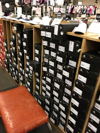 Shoe Store «DSW Designer Shoe Warehouse», reviews and photos, 7616 Farm to Market 1960 Rd W, Houston, TX 77069, USA