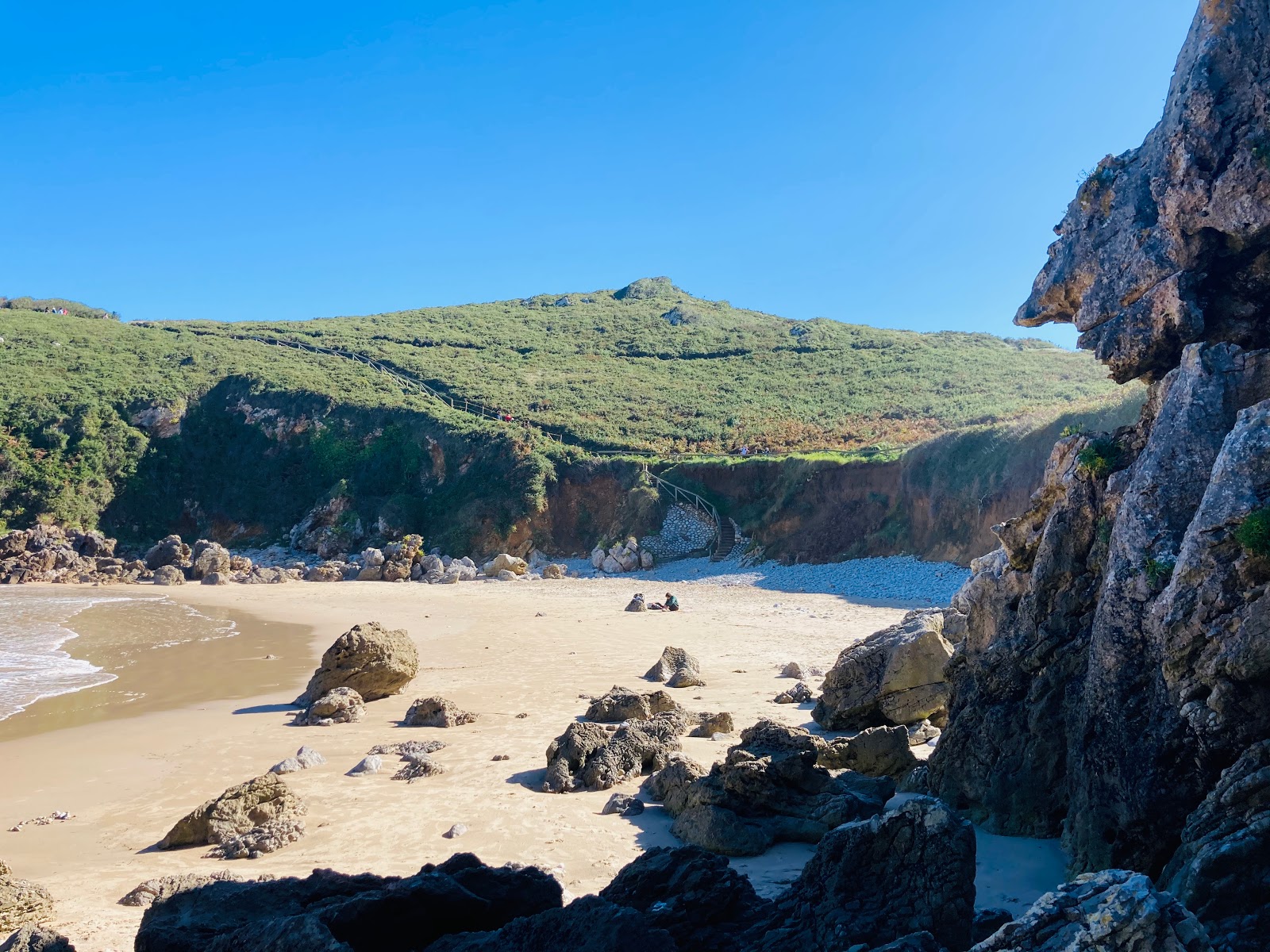 Photo de Playa el Portillu entouré de montagnes