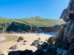Photo de Playa el Portillu entouré de montagnes