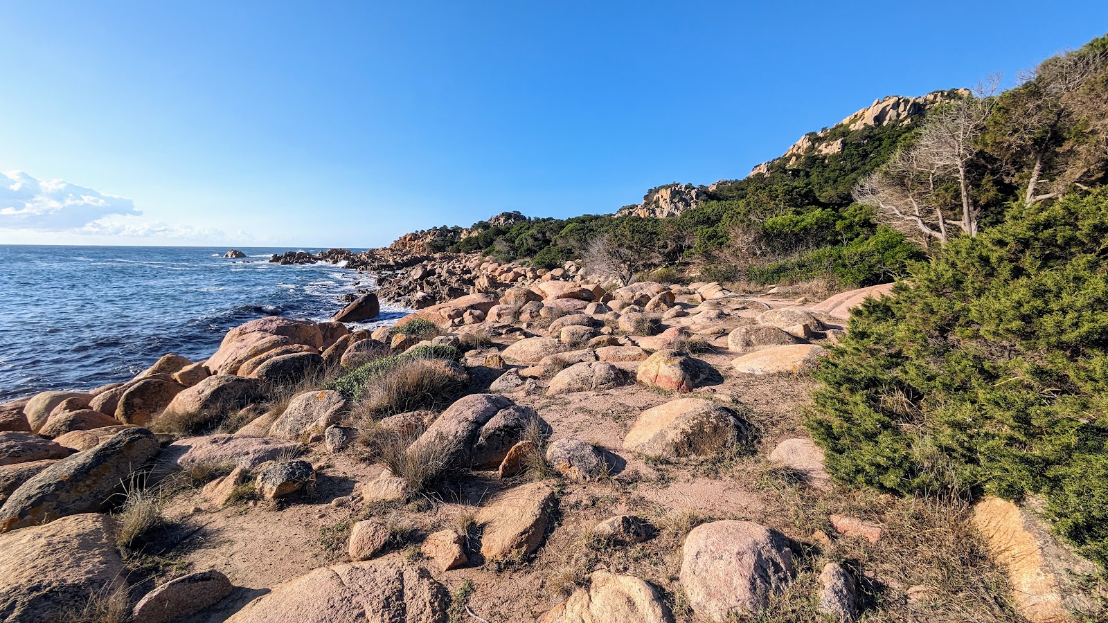 Zdjęcie Faro di Capo Comino z przestronna plaża