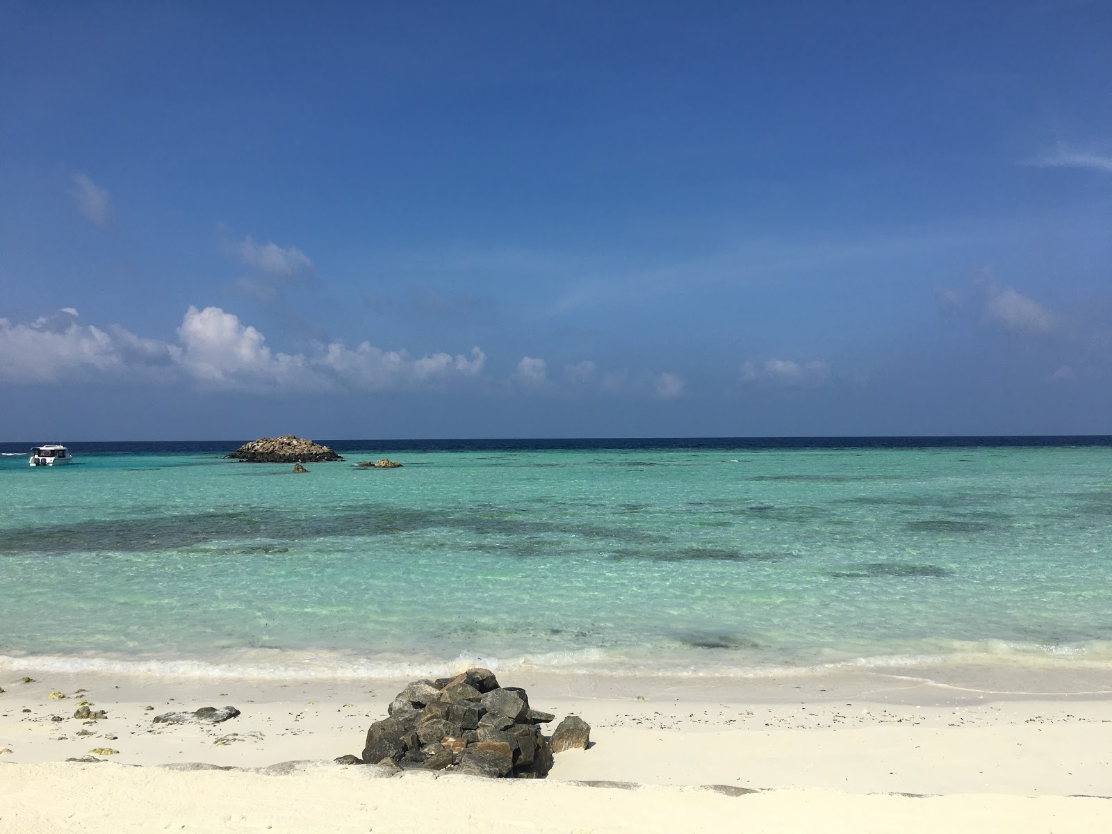Φωτογραφία του Falhumaafushi Resort Beach με επίπεδο καθαριότητας πολύ καθαρό