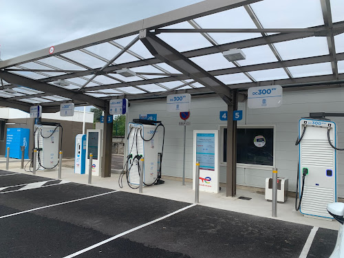 Borne de recharge de véhicules électriques TotalEnergies Charging Station Metz