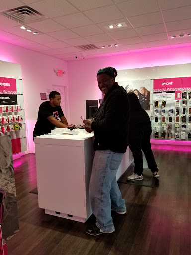 Cell Phone Store «T-Mobile», reviews and photos, 222 W 21st St, Norfolk, VA 23517, USA