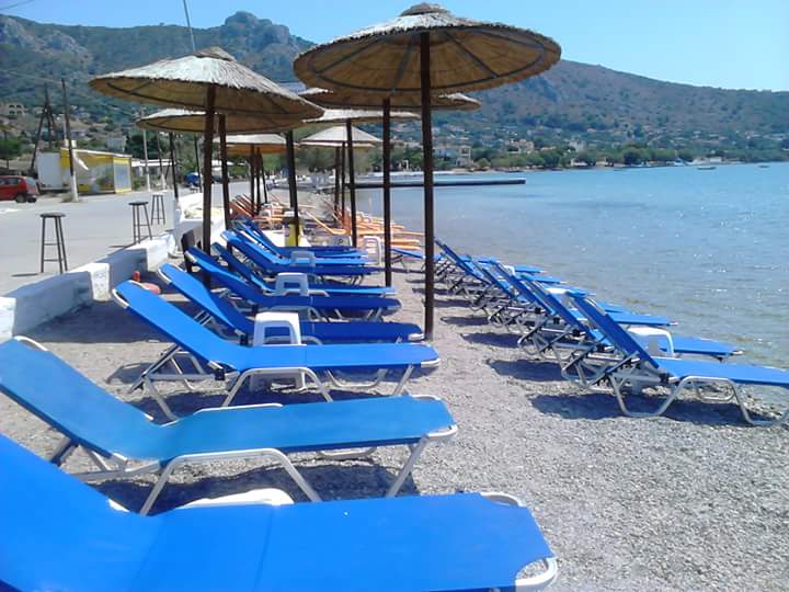 Paralia Agios Georgios'in fotoğrafı açık yeşil su yüzey ile