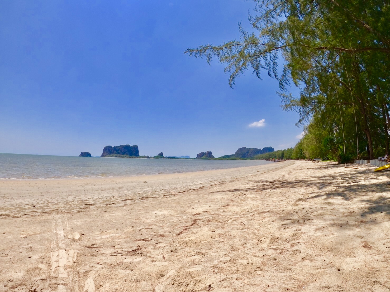 Foto de White Dragon Spine Beach com água cristalina superfície