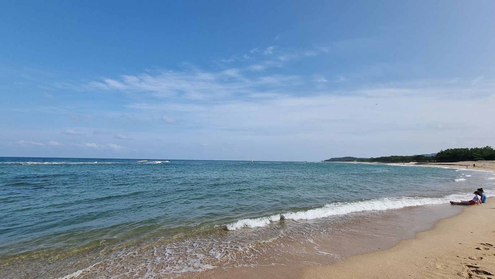 Foto van Gusan Beach met hoog niveau van netheid