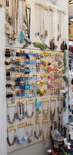 Jewelry Store «Knock Knock Boutique», reviews and photos, 110 W Chocolate Ave, Hershey, PA 17033, USA