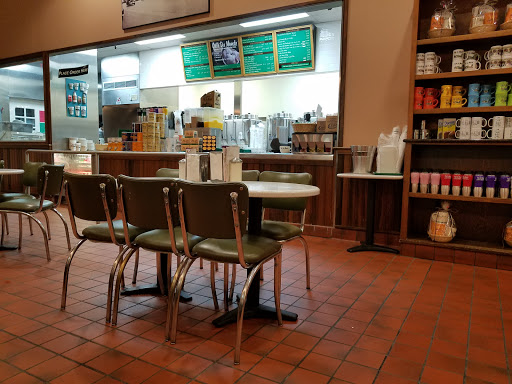 Coffee Shop «Cafe Du Monde», reviews and photos, 1814 North Causeway Approach #1, Mandeville, LA 70448, USA