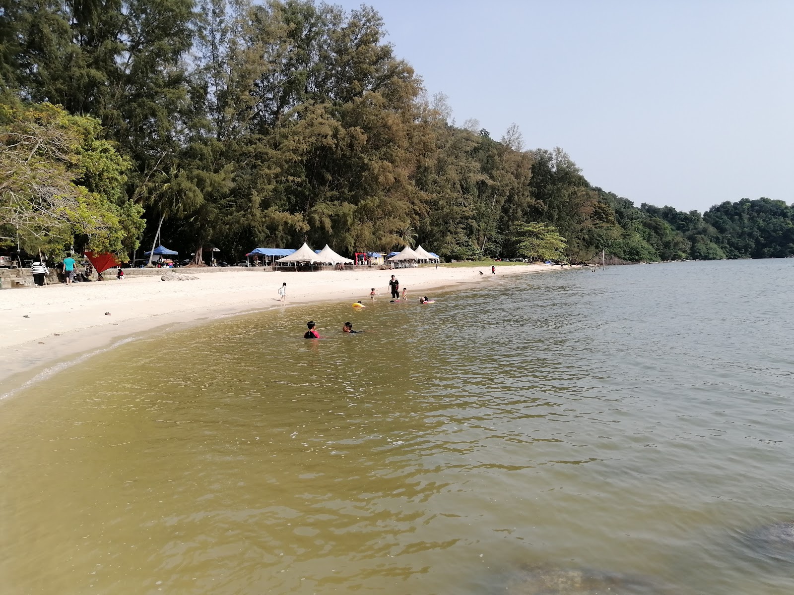 Photo de Teluk Bayu Beach avec l'eau turquoise de surface