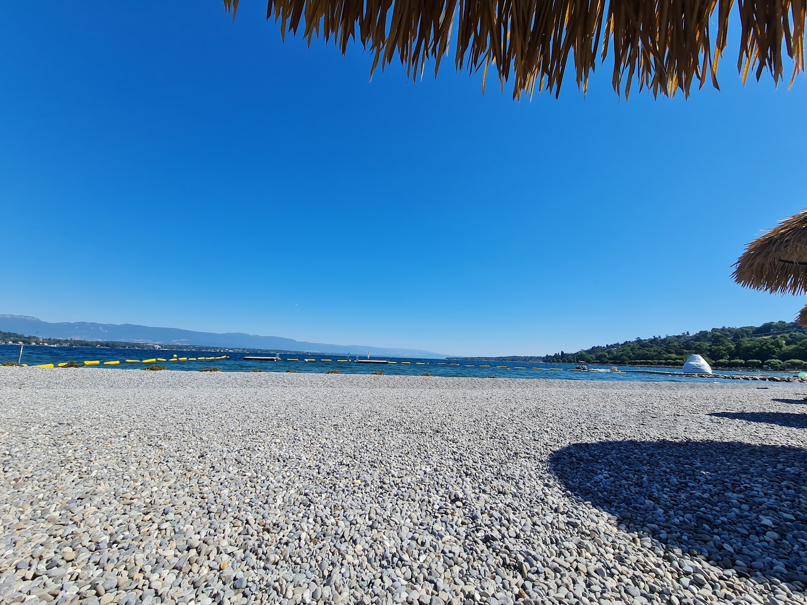 Fotografie cu Geneve-Plage cu o suprafață de pietricele mici de culoare gri