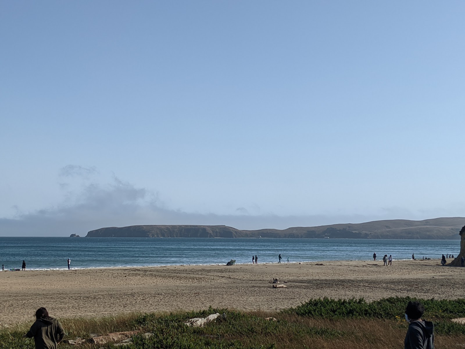 Foto von Drake beach von Klippen umgeben