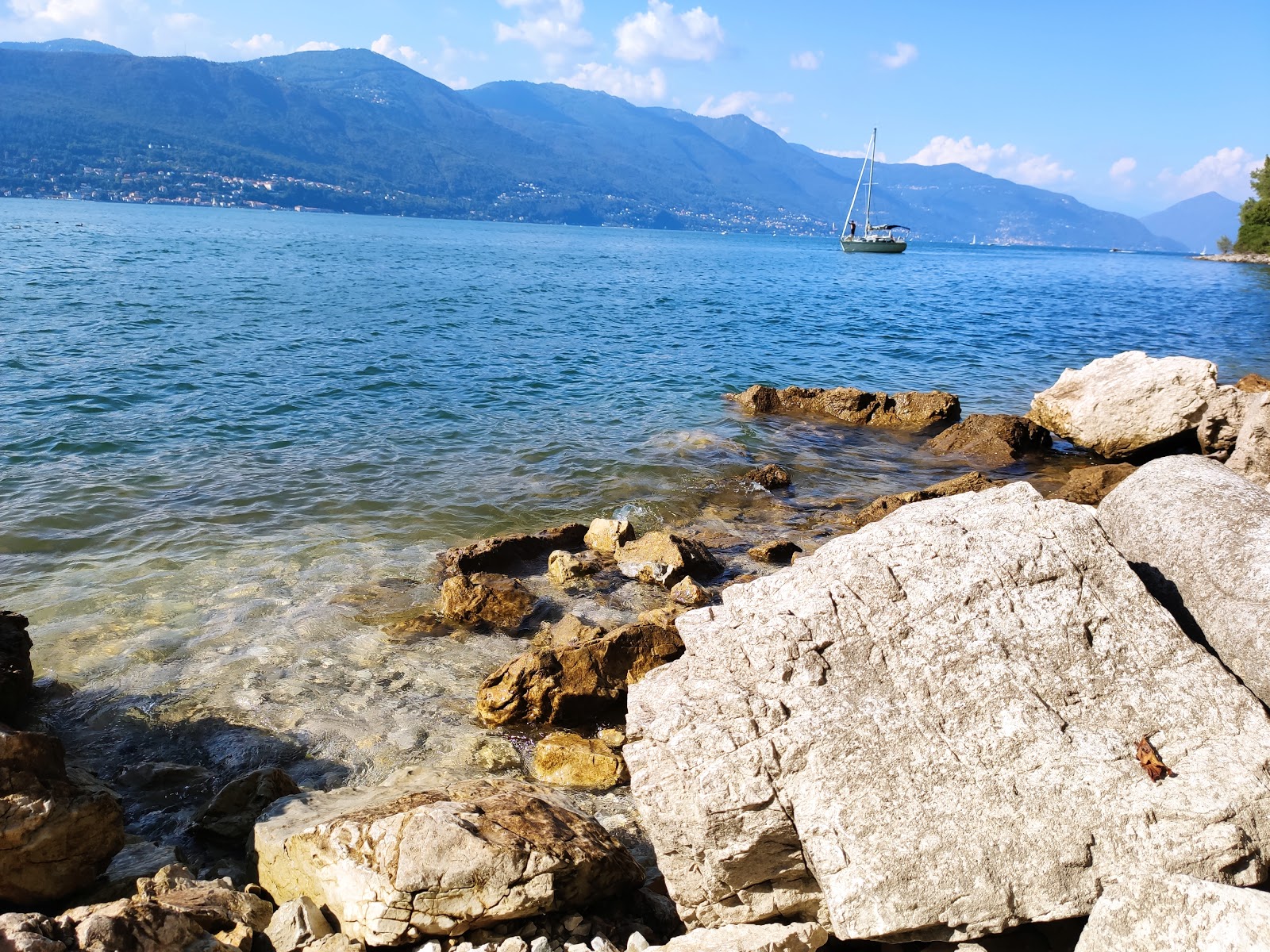 Foto von Spiaggia Sasso Galletto von Klippen umgeben
