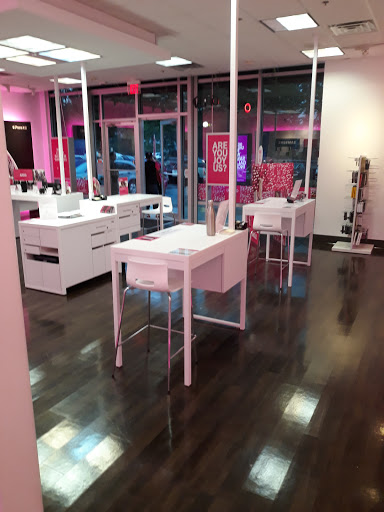 Cell Phone Store «T-Mobile», reviews and photos, 600 Chastain Rd NW #212, Kennesaw, GA 30144, USA