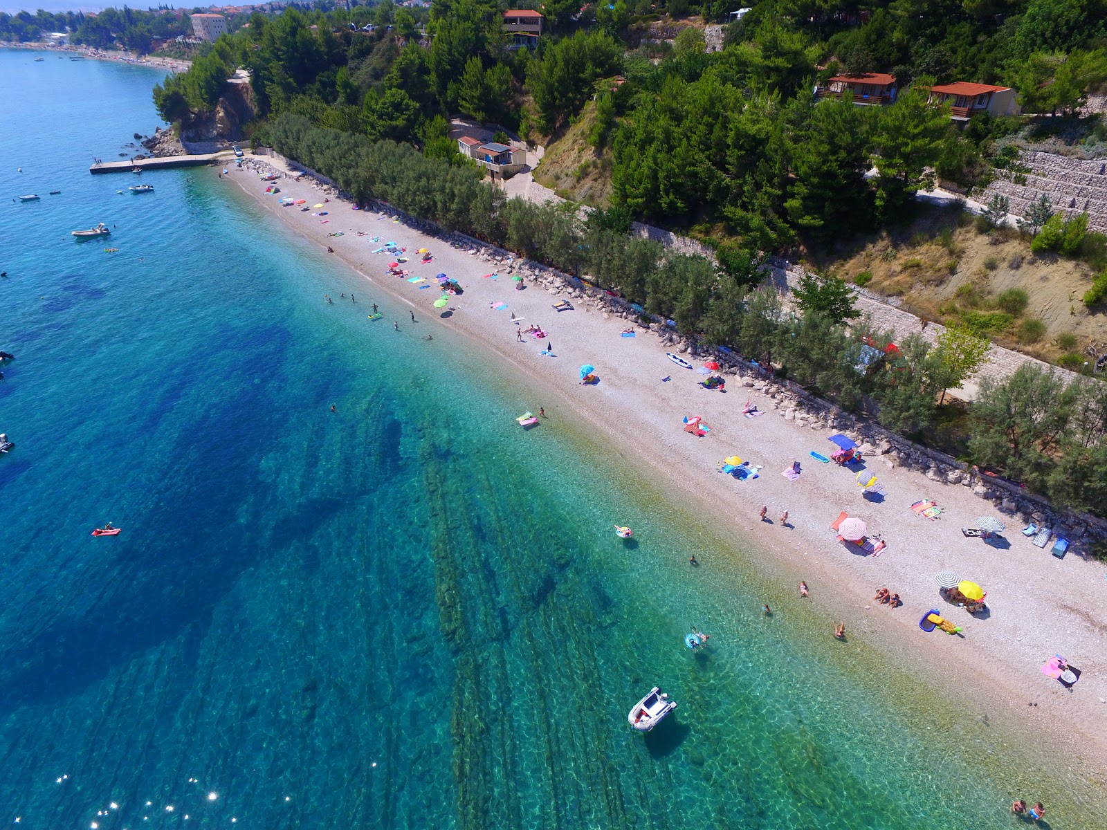 Φωτογραφία του Camp Nevio beach με λευκό βότσαλο επιφάνεια