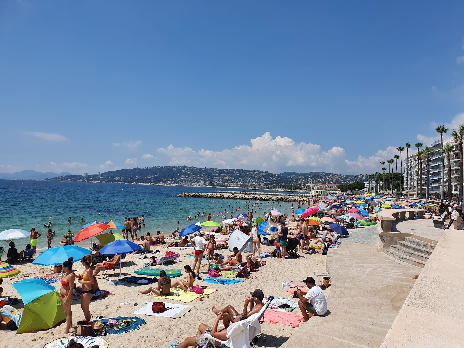 Juan Les Pins Plajı'in fotoğrafı orta koylar ile birlikte