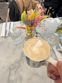 Cappuccino du Restaurant servant le petit-déjeuner AZUR CAFÉ BRUNCH & COFFEE CHAMPS-ELYSÉES à Paris - n°12