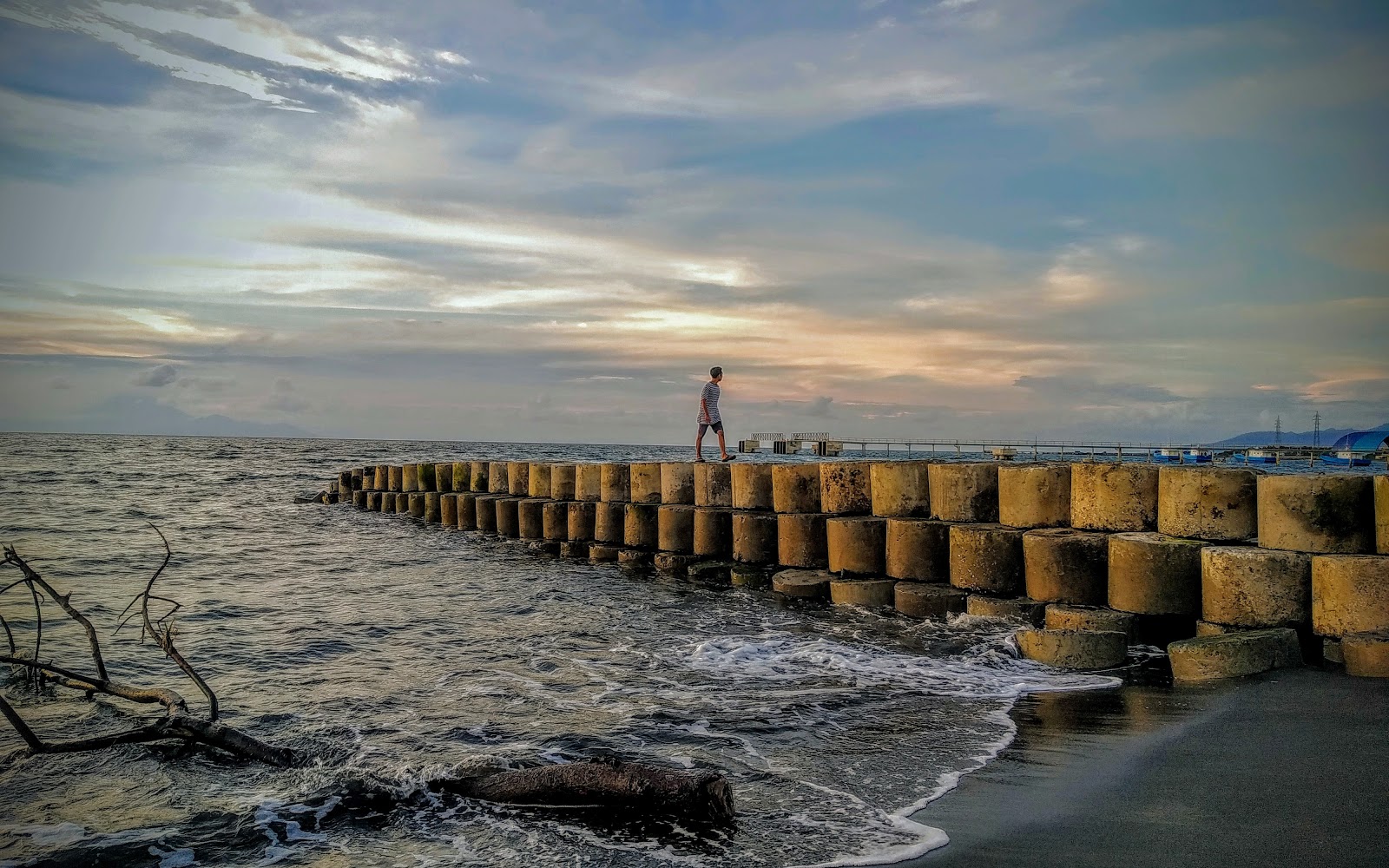 Foto di Induk Beach con parzialmente pulito livello di pulizia