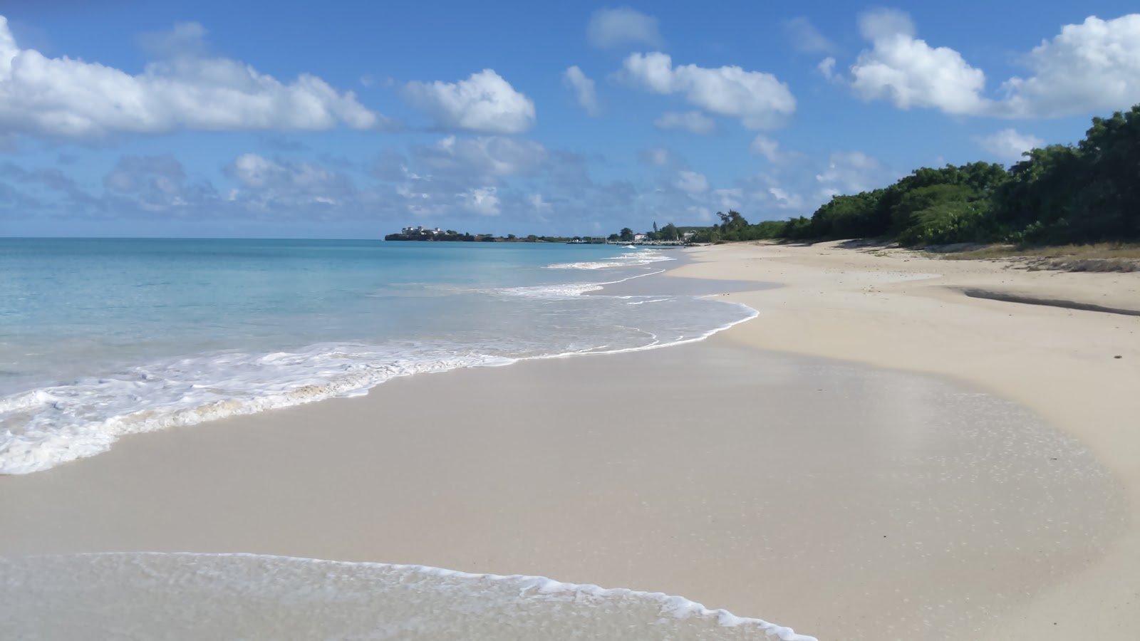 Fotografie cu Runaway beach - locul popular printre cunoscătorii de relaxare