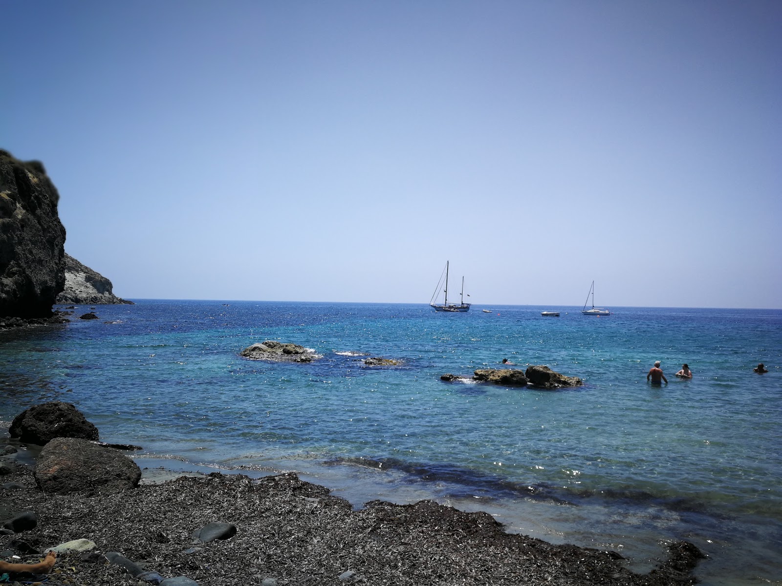 Photo de Cala Higuera avec un niveau de propreté de assez propre