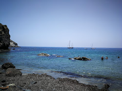 Photo de Cala Higuera avec un niveau de propreté de assez propre