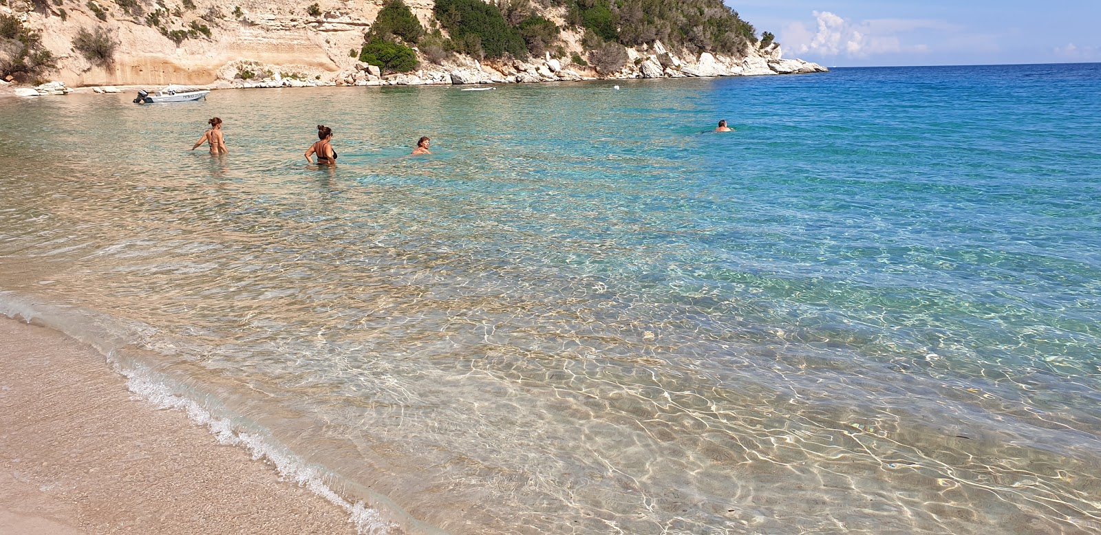 Zdjęcie Canetu beach poparte klifami