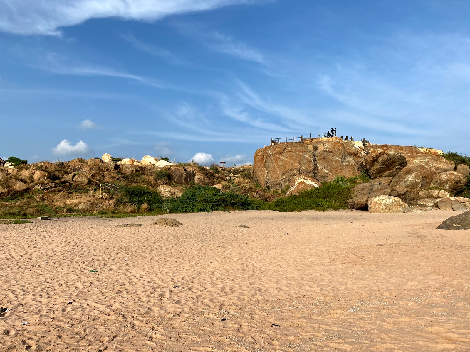 Foto von Muttom Beach umgeben von Bergen