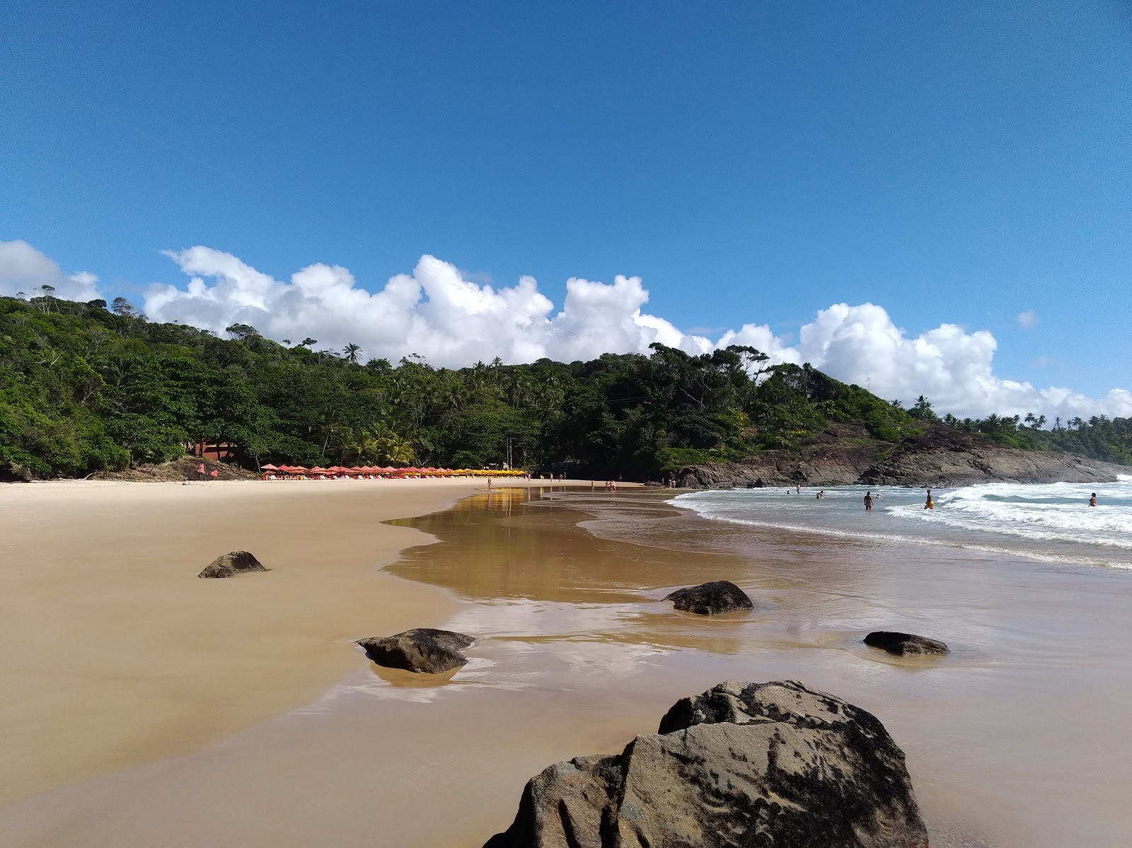 Foto von Ribeira Strand von Klippen umgeben