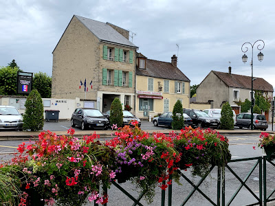 Parking de la Mairie à Ury