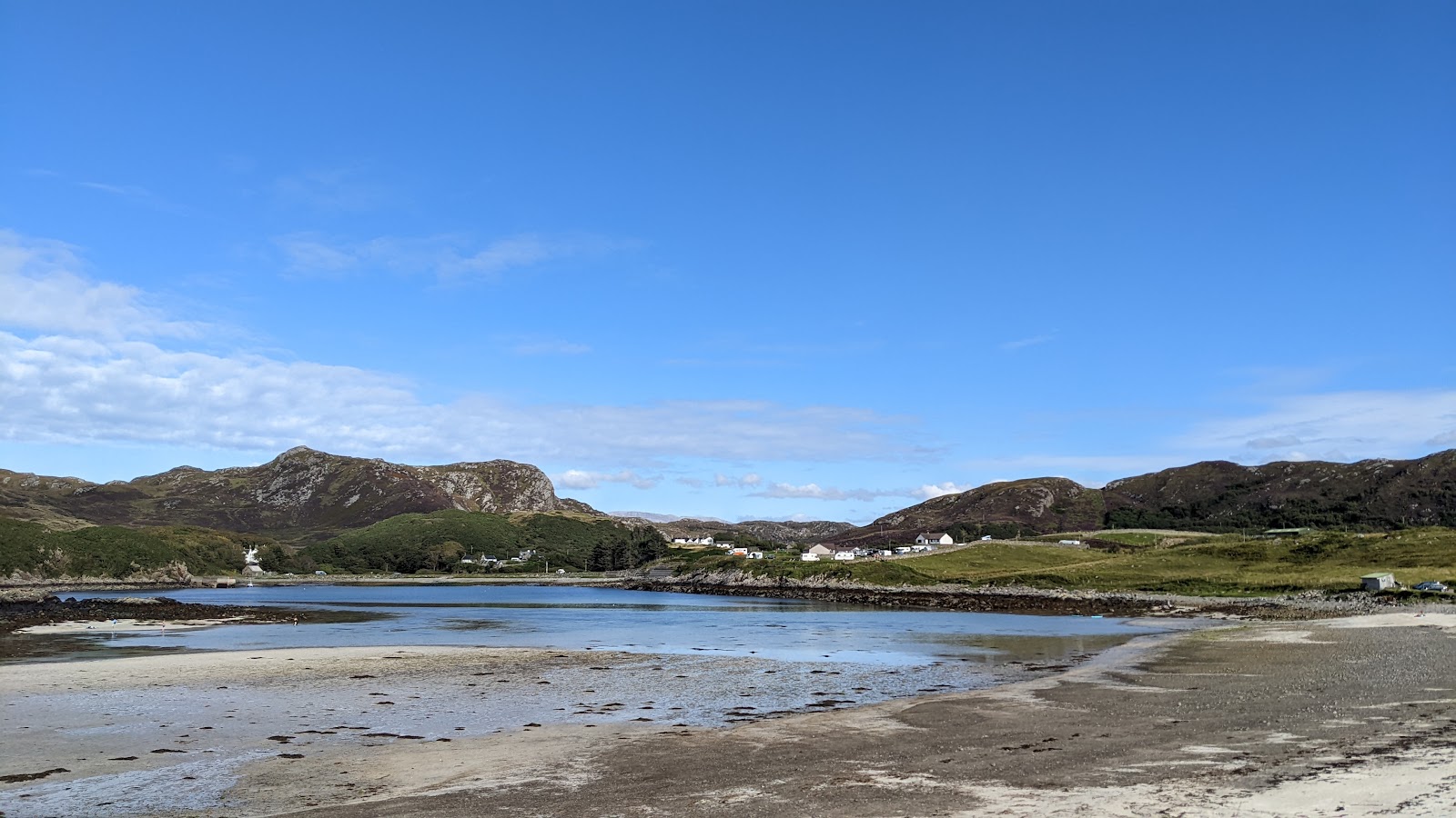 Foto de Scourie Beach apoiado por penhascos