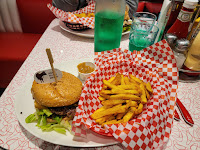 Cheeseburger du Restaurant américain Holly's Diner à Vierzon - n°1