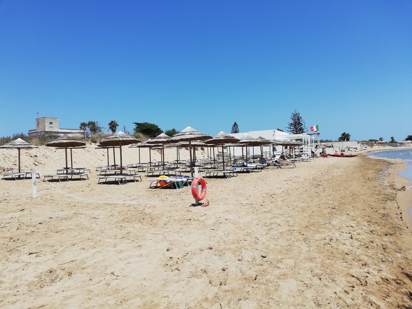 Zdjęcie Granelli Beach z powierzchnią drobny brązowy piasek