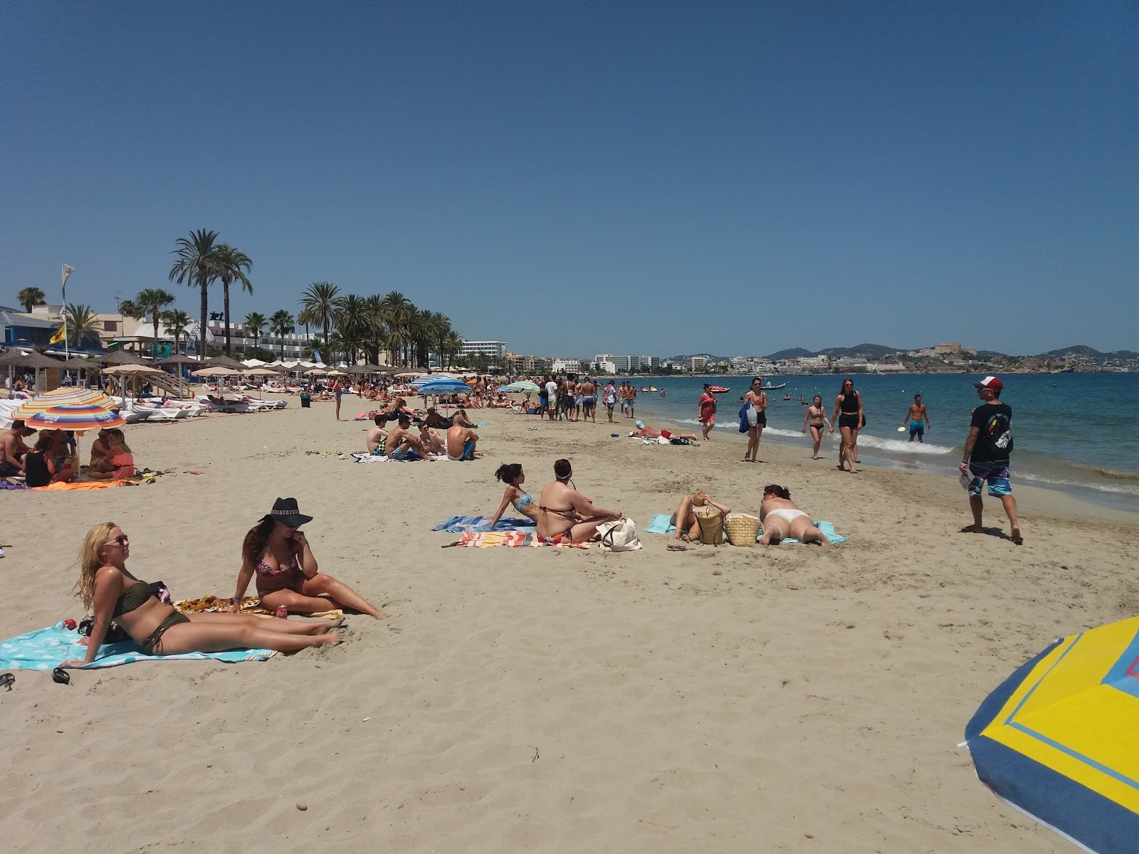 Photo de Playa Den Bossa avec un niveau de propreté de très propre
