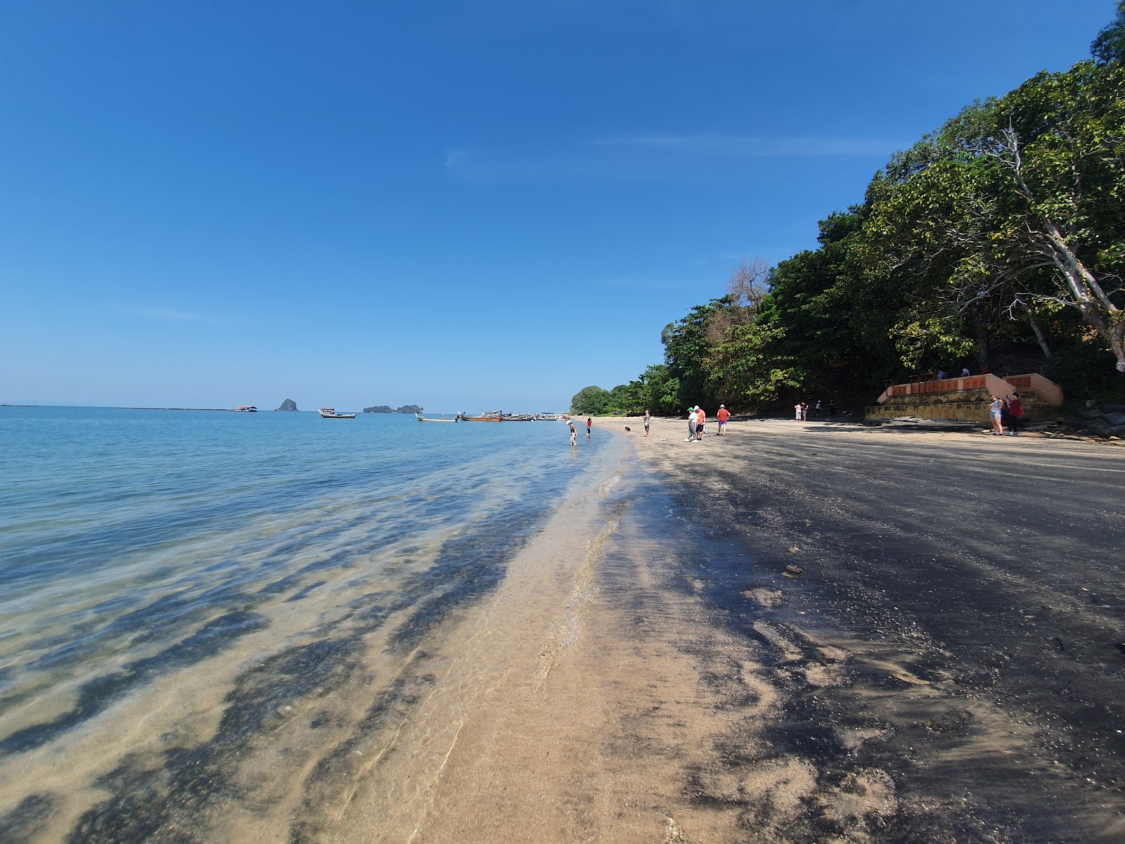 Pasir Hitam Beach的照片 带有长直海岸