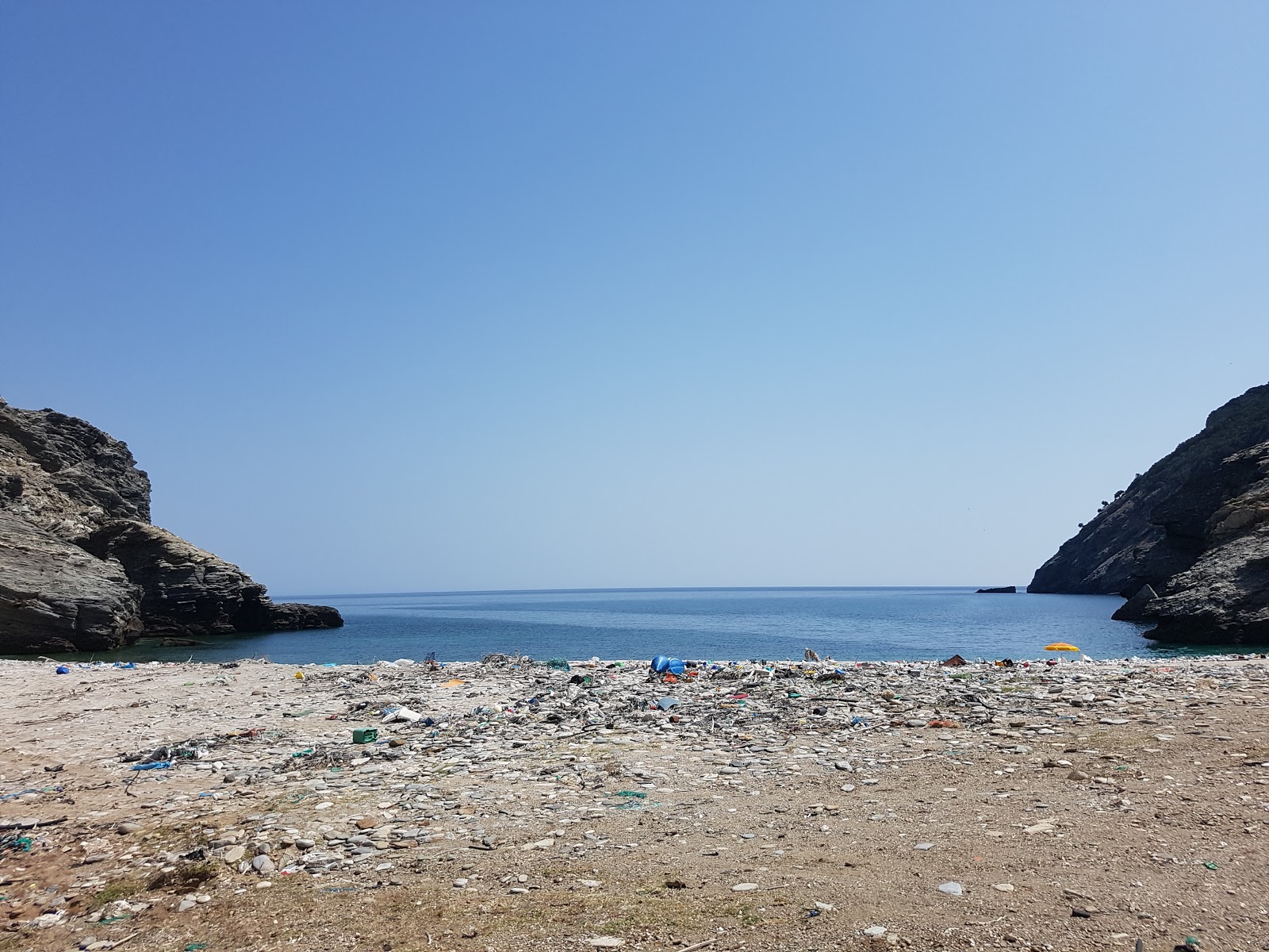 Zdjęcie Charakas beach poparte klifami