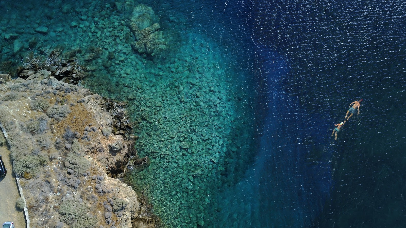 Foto di Fassolou beach con una superficie del acqua cristallina