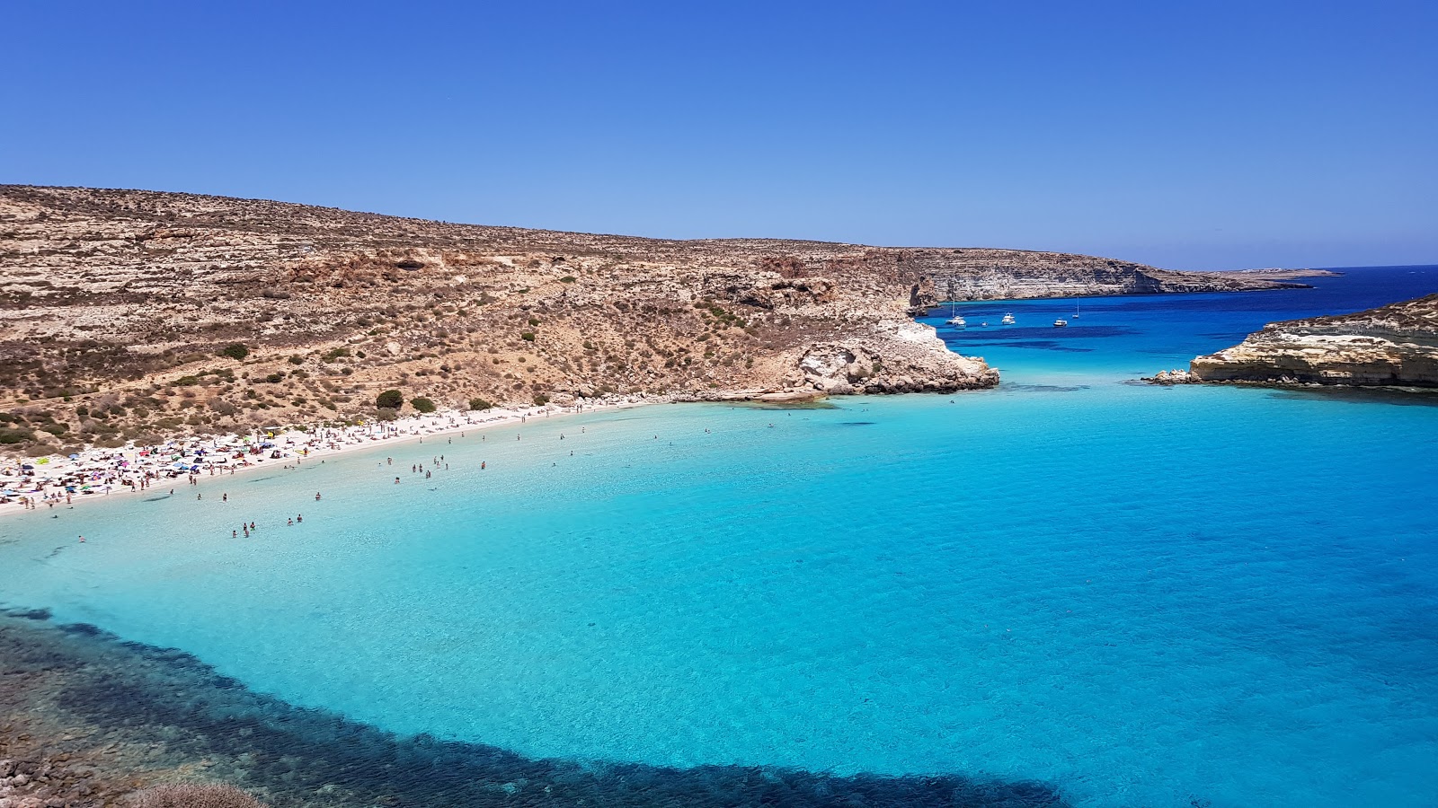 Foto von Dei Conigli Strand von Klippen umgeben