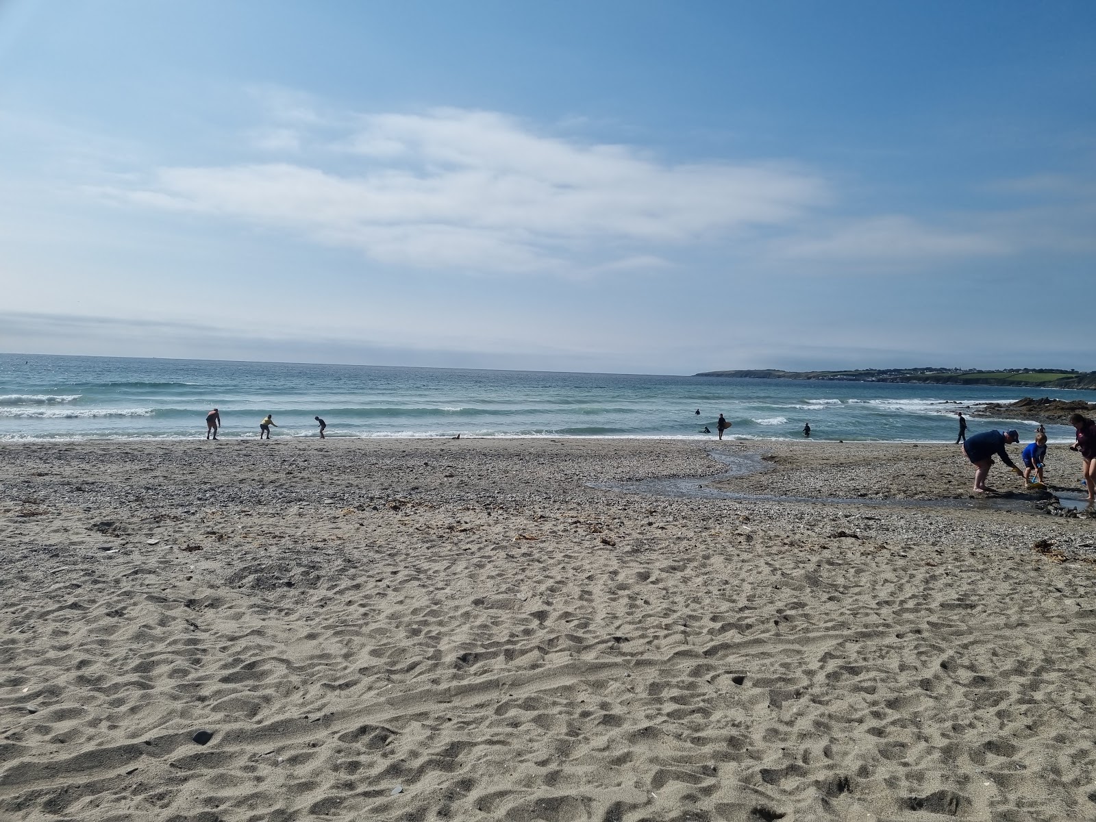 Foto van Pendower Beach ondersteund door kliffen