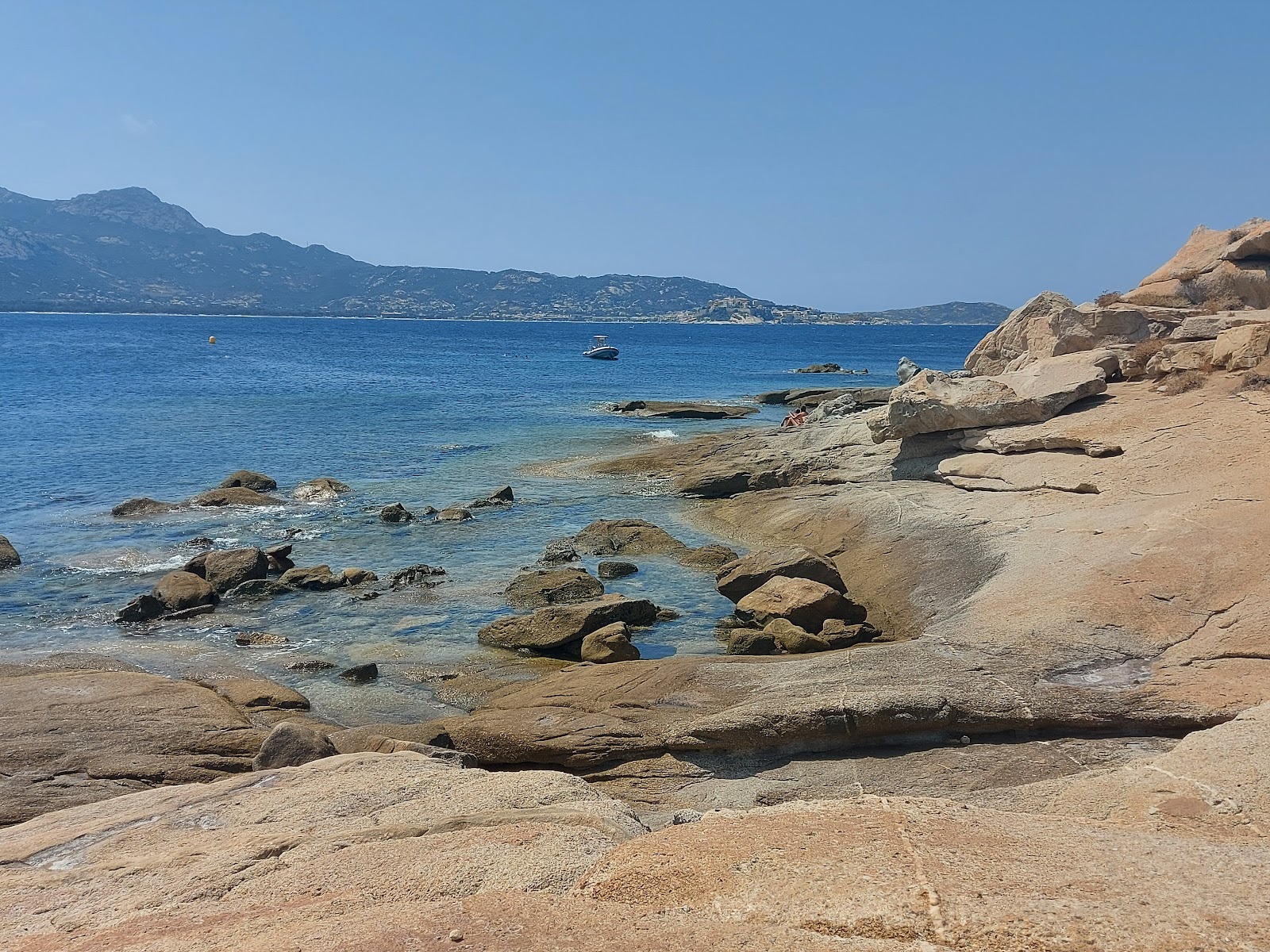 Foto di Plage de Caldanu circondato da montagne