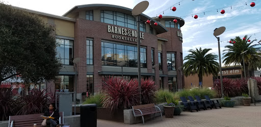 Shopping Mall «Powell Street Plaza Shopping Center», reviews and photos, 5795 Christie Ave, Emeryville, CA 94608, USA