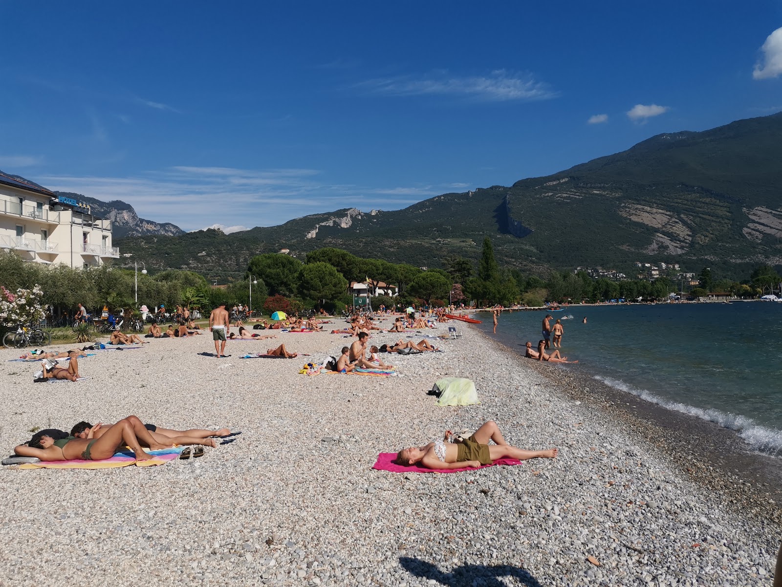 Spiaggia Lido di Arco的照片 带有碧绿色纯水表面