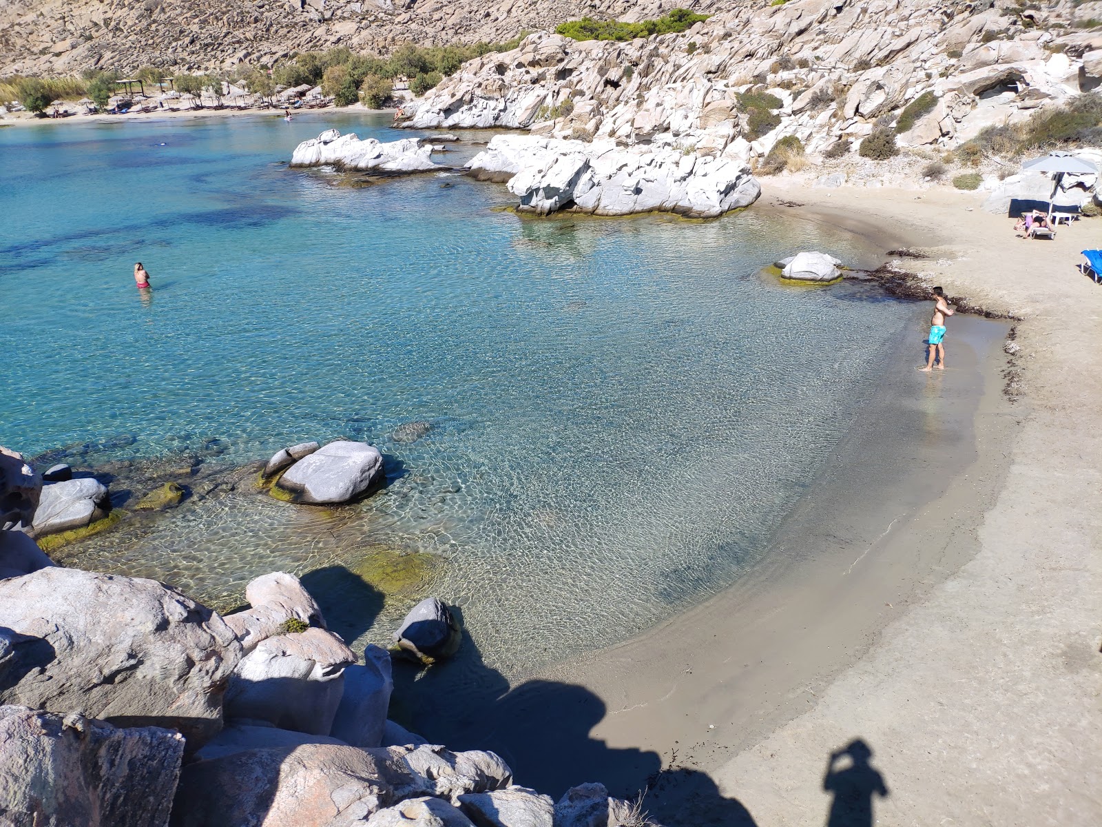 Foto von Kolympethres Strand mit heller feiner sand Oberfläche