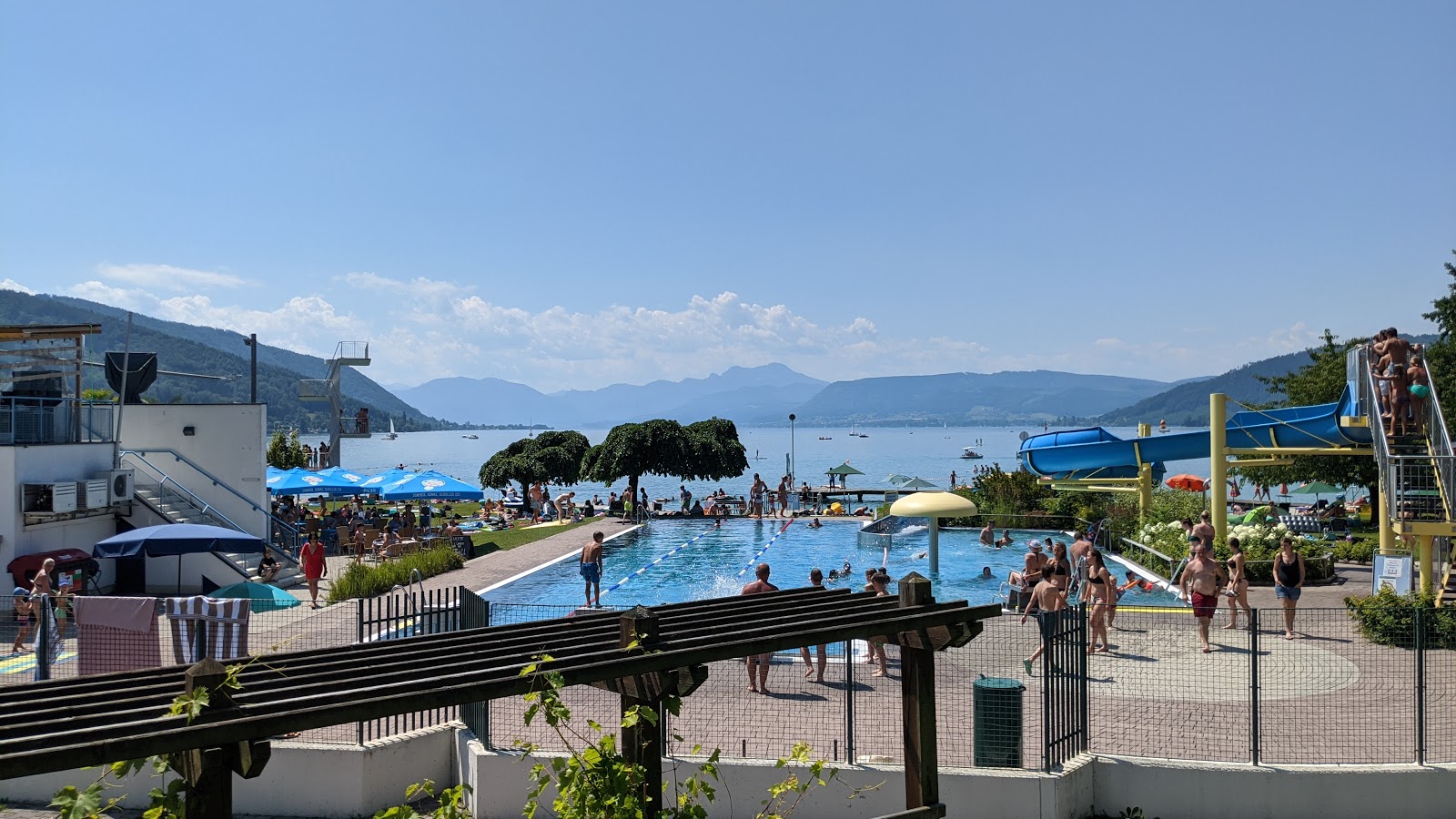 Zdjęcie Strandbad Seewalchen z powierzchnią trawa