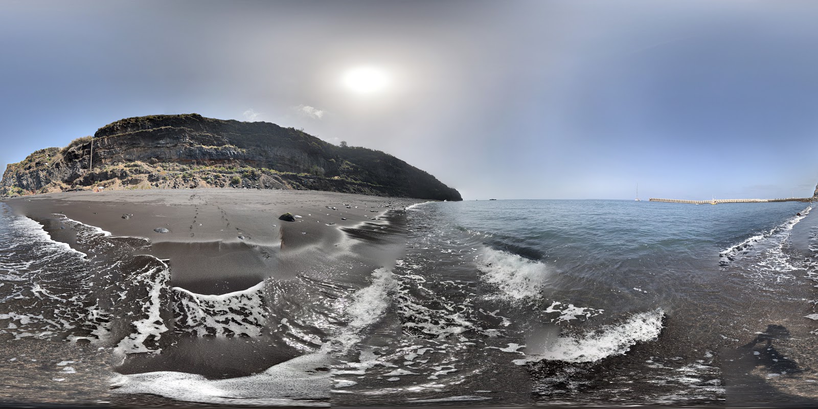 Foto di Tazacorte beach con una superficie del sabbia nera