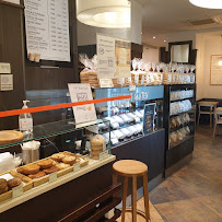 Vitrine du Restaurant servant le petit-déjeuner Boulangerie Eric Kayser - Duroc à Paris - n°6