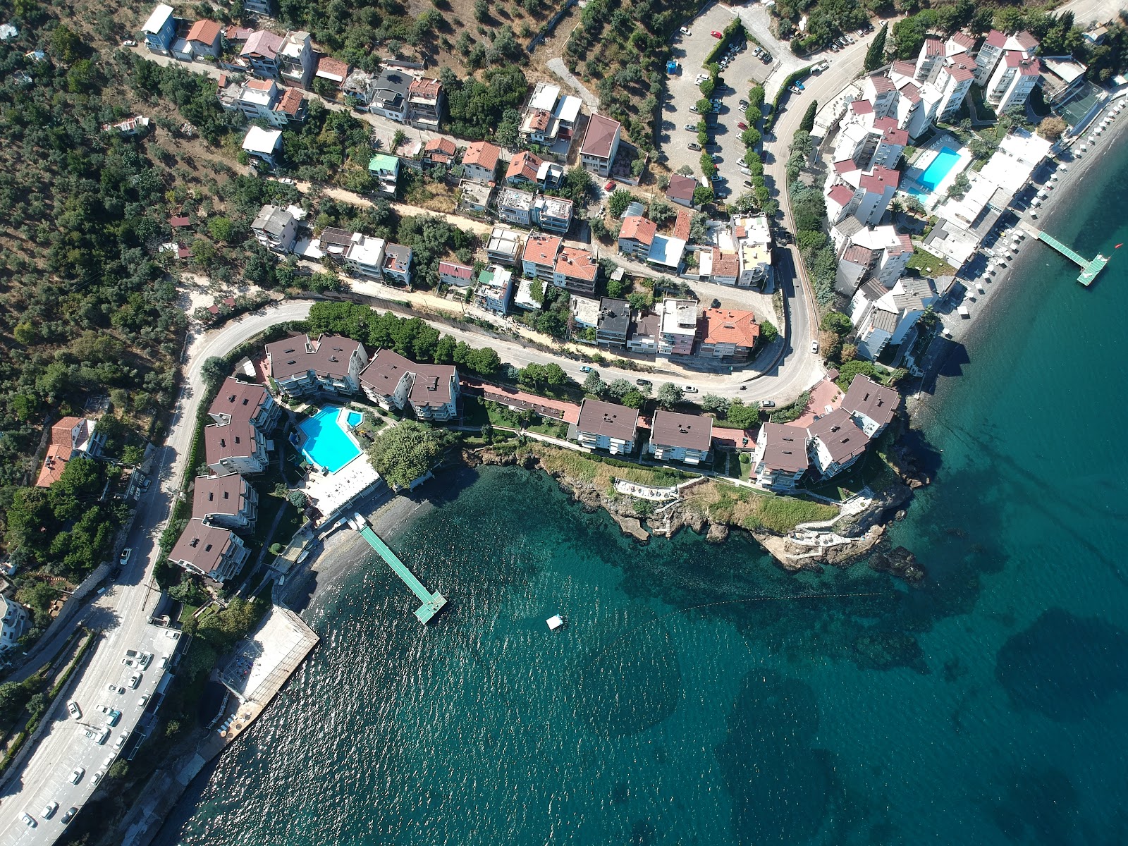 Foto de Petek Sitesi beach com cobertura de concreto superfície